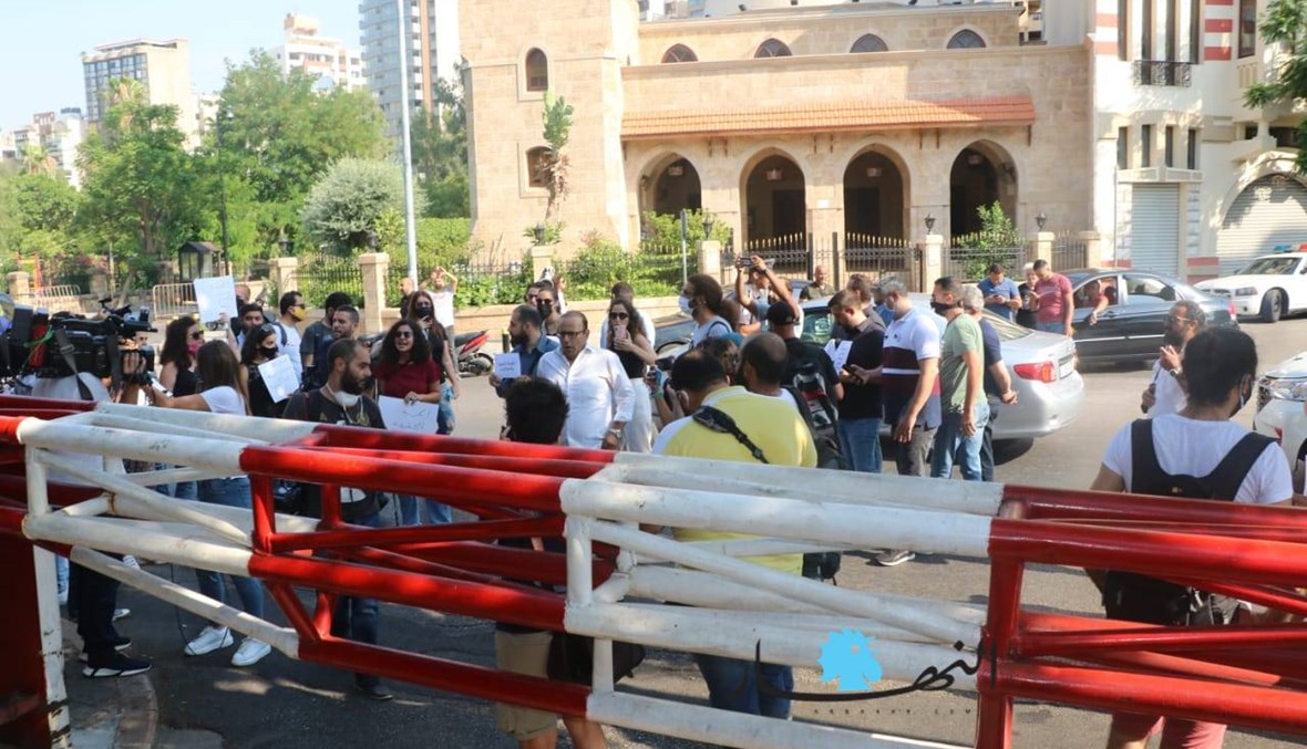 وقفة للمصورين الإعلاميين أمام وزارتي الإعلام والداخلية: "سلاحنا الصورة والصوت"