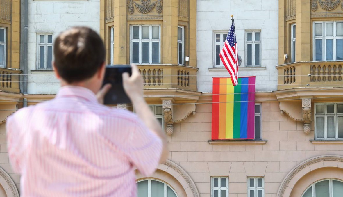 السفارة الأميركية في موسكو ترفع علم المثليين... وبوتين يسخر