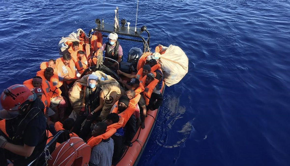 "حالة طوارئ" على متن "أوشن فايكينغ"... إيطاليا تجري فحوص للمهاجرين تمهيداً لاستقبالهم