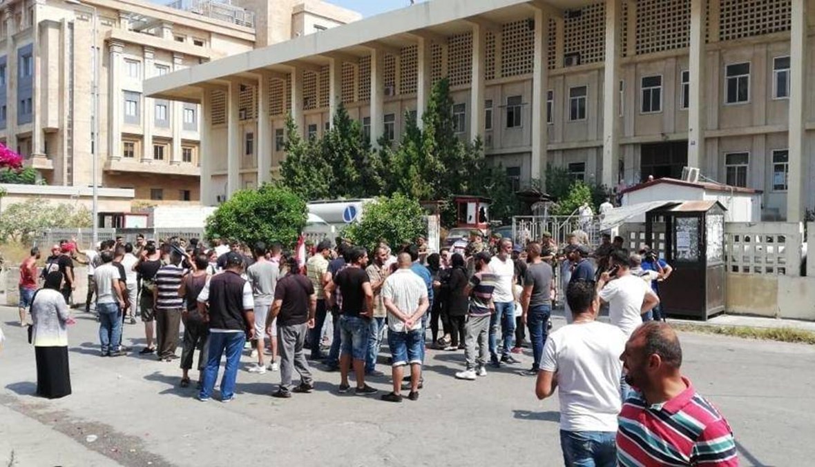 اعتصام أمام مدخل قصر عدل طرابلس