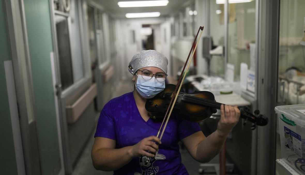 على أوتار الأمل... ممرضة تعزف الكمان لمصابي كورونا في تشيلي (فيديو)