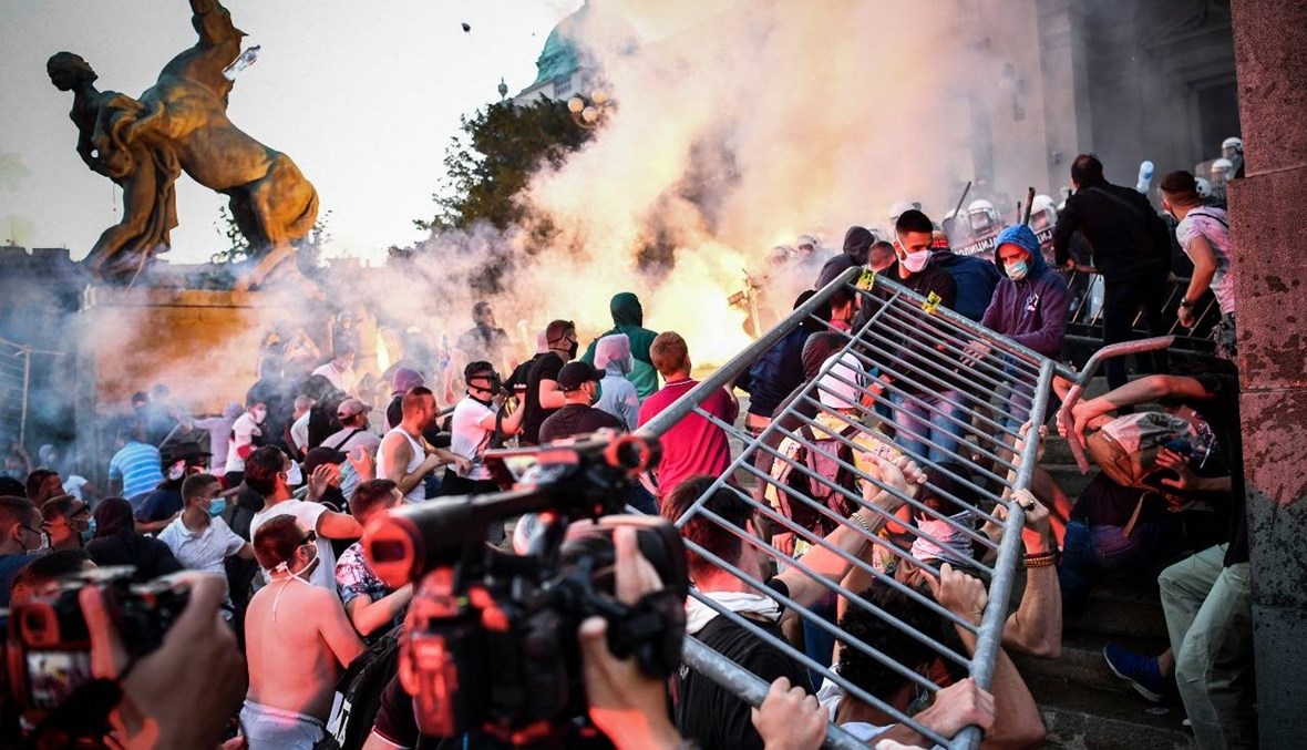 صربيا: متظاهرون غاضبون من حظر التجول يشتبكون مع الشرطة في بلغراد