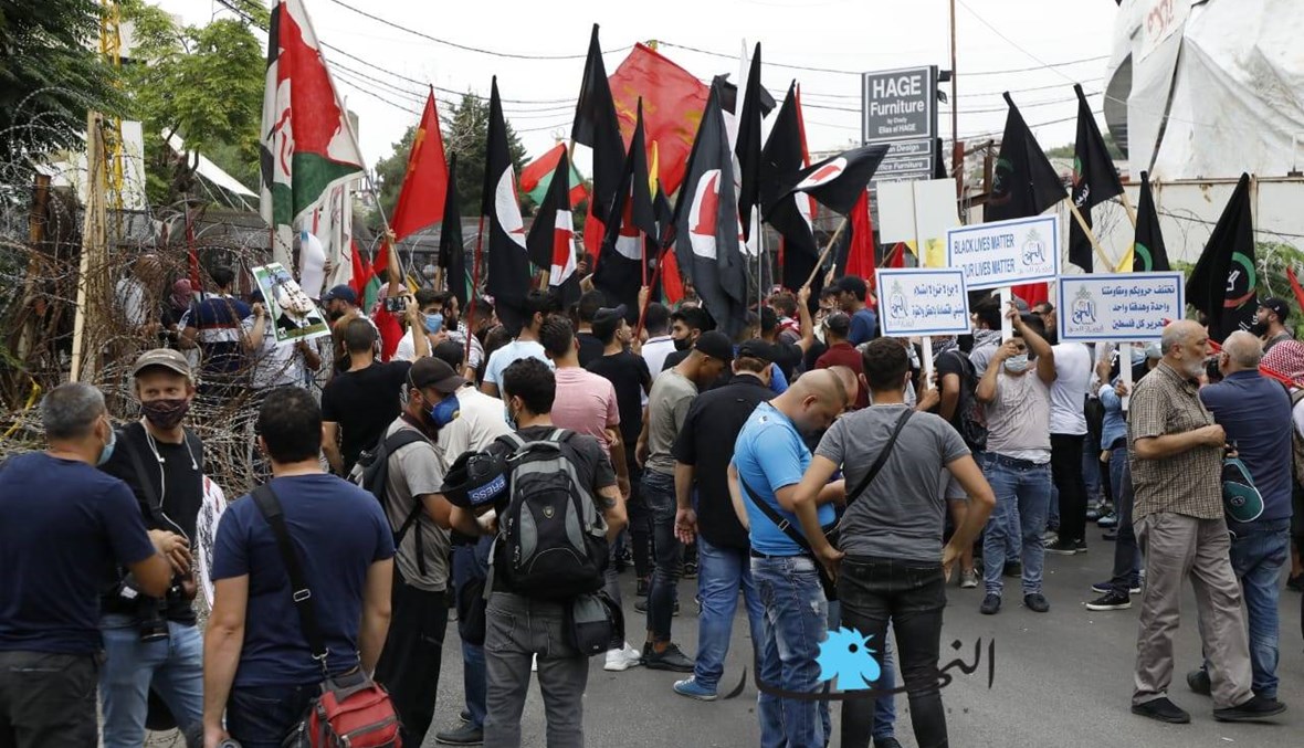 احتجاج تخلّله توتّر أمام السفارة الأميركية في عوكر... معتصمون ردّدوا نشيد الولاء لخامنئي (صور وفيديو)