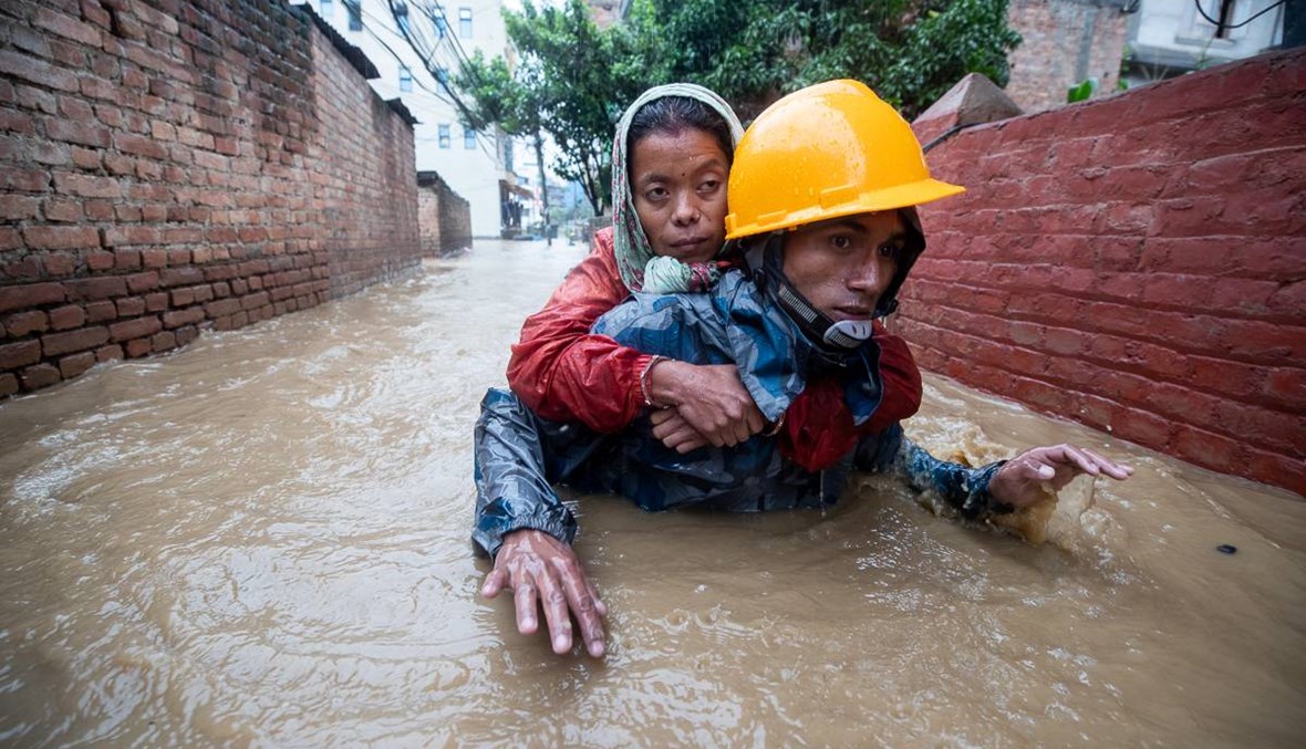 سيول وانهيارات أرضية في النيبال... مقتل 23 شخصاً