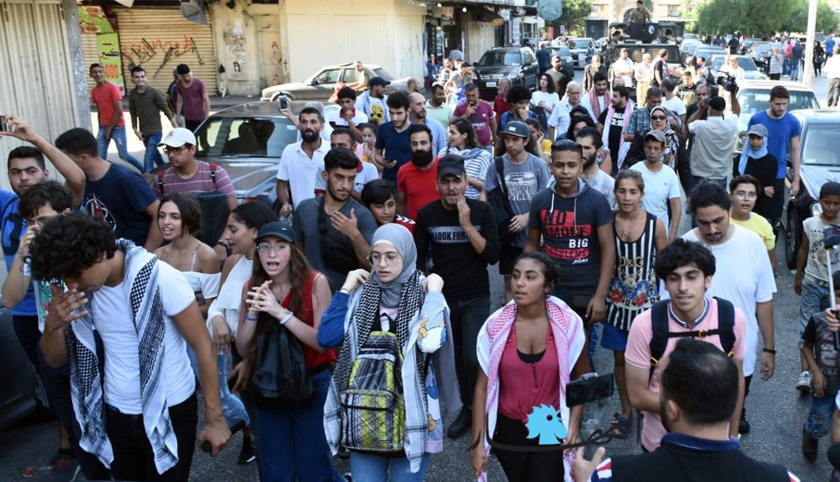 "لن تسرقوا أحلامنا"... مسيرة في شوارع طرابلس