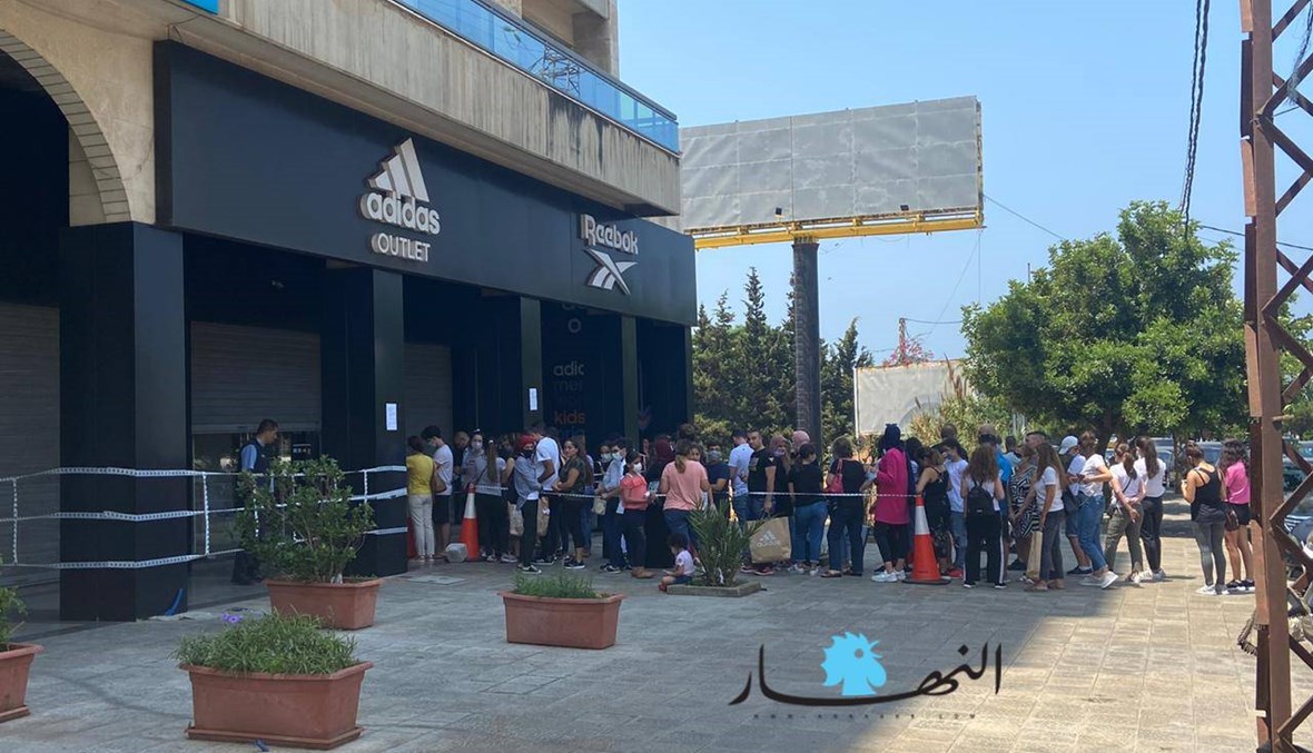 طابور أمام محل Adidas في طرابلس... برغم شلهوبة الشمس
