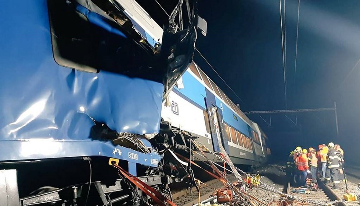 السائق "تجاهل ضوءاً أحمر"... قتيل وعشرات الجرحى في حادث قطار قرب براغ