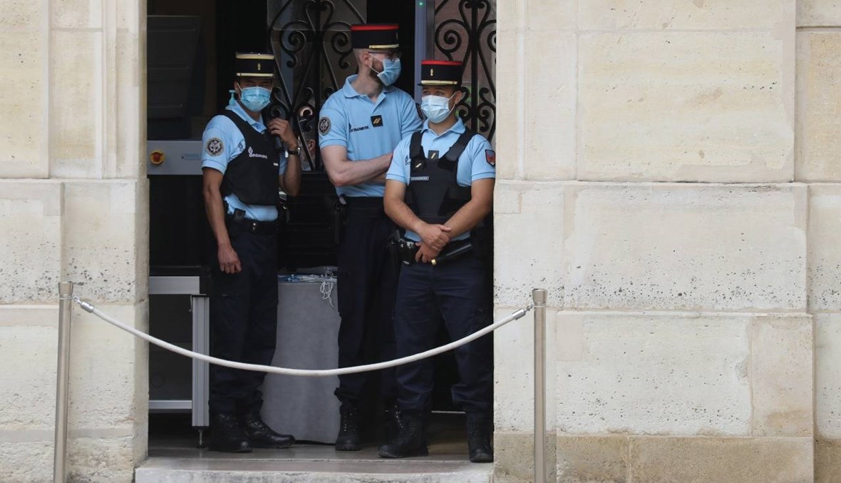 فرنسا تفرض وضع الكمامات في الأماكن المغلقة العامّة
