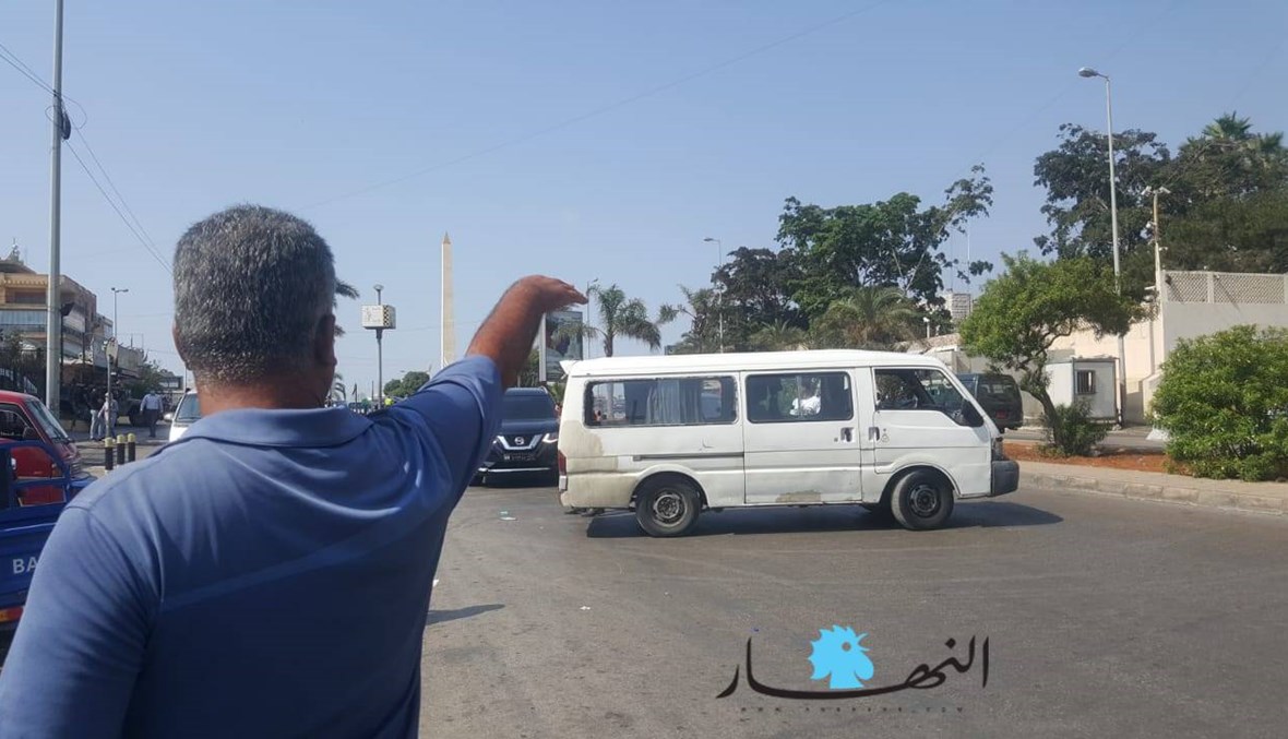 قطع السير على مستديرة السفارة الكويتية... "بدنا نعيش" (صور - فيديو)