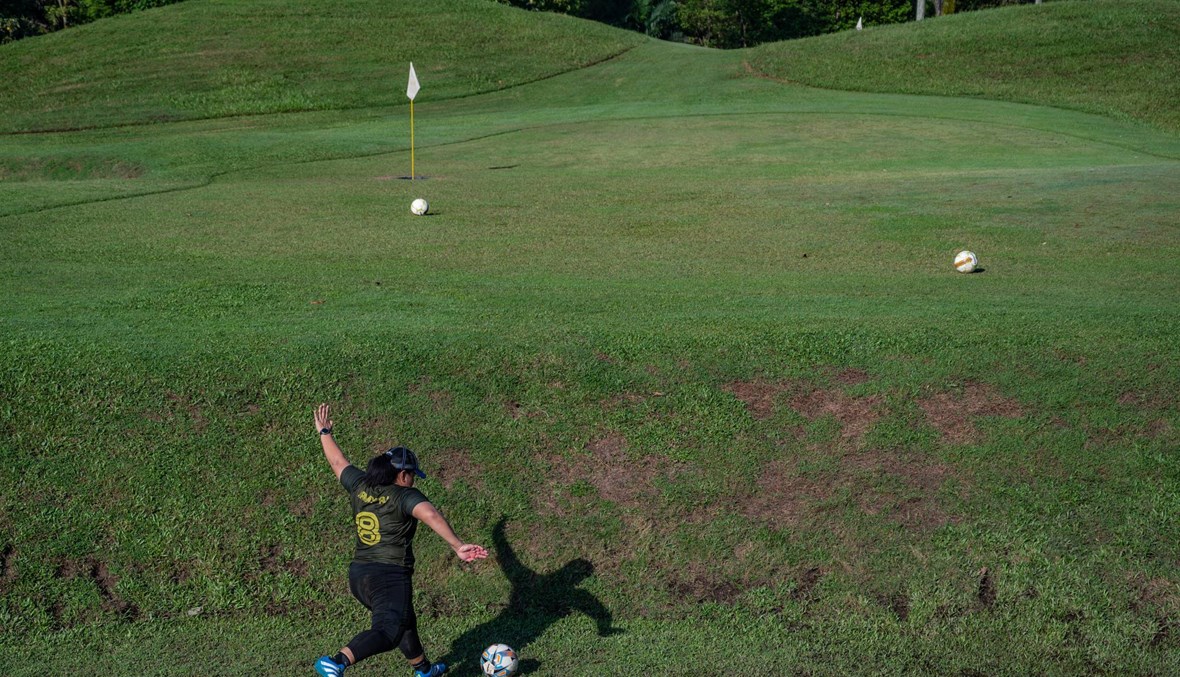 "فوتغولف": رياضة حديثة تمزج بين الغولف وكرة القدم (صور)