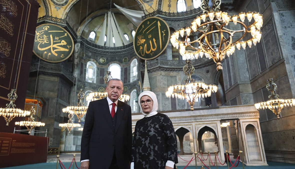 أردوغان يشارك الآلاف أداء أول صلاة في آيا صوفيا بعد إعادته لمسجد