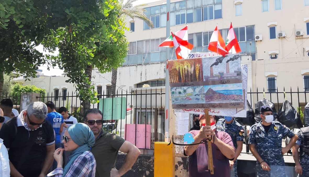 احتجاج أمام بلدية صيدا على وصول نفايات بيروت إلى المدينة