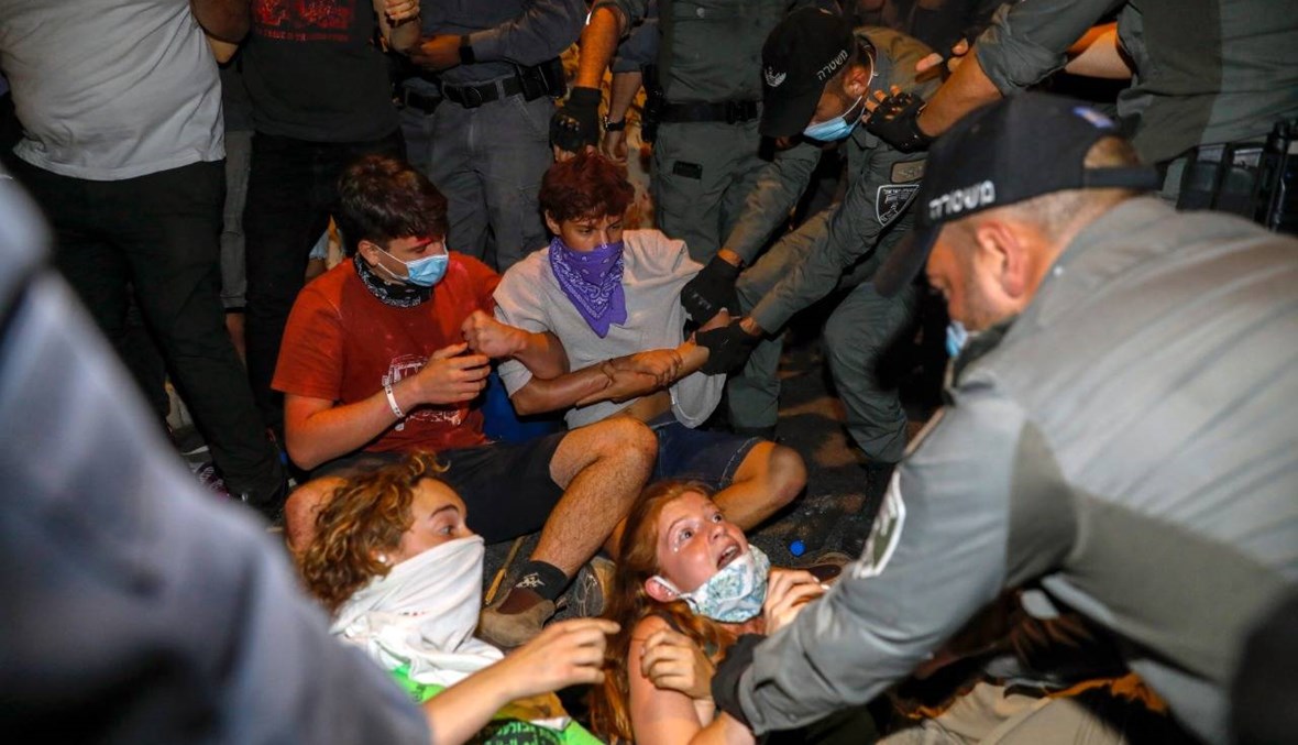 إسرائيليّون يتظاهرون ضدّ سياسة نتنياهو لاحتواء كورونا: "لن نغادر حتى يغادر بيبي"