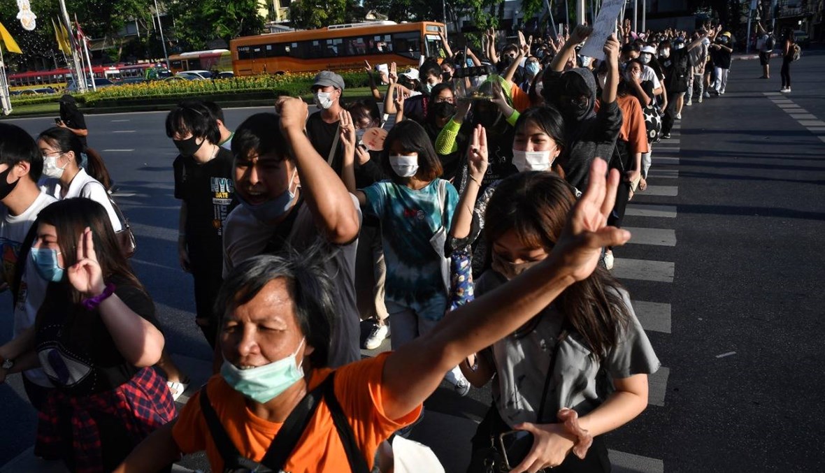مئات التايلانديّين تظاهروا في بانكوك احتجاجاً على الحكومة