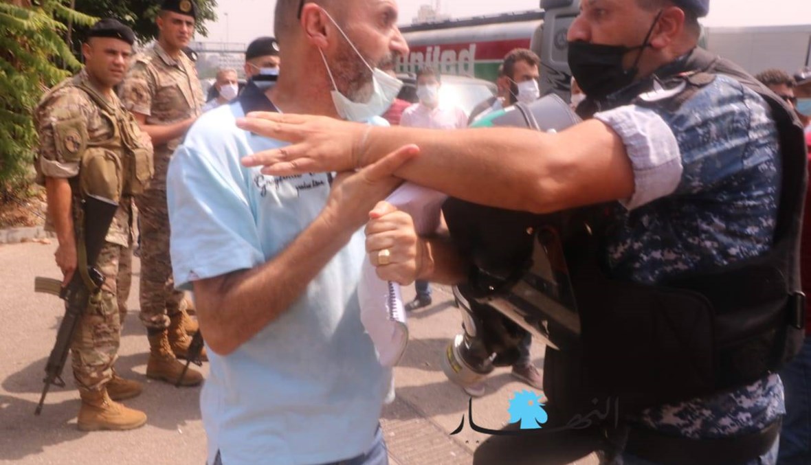 بالصور: إشكال وتضارب بين القوى الأمنية والمتظاهرين أمام وزارة الطاقة
