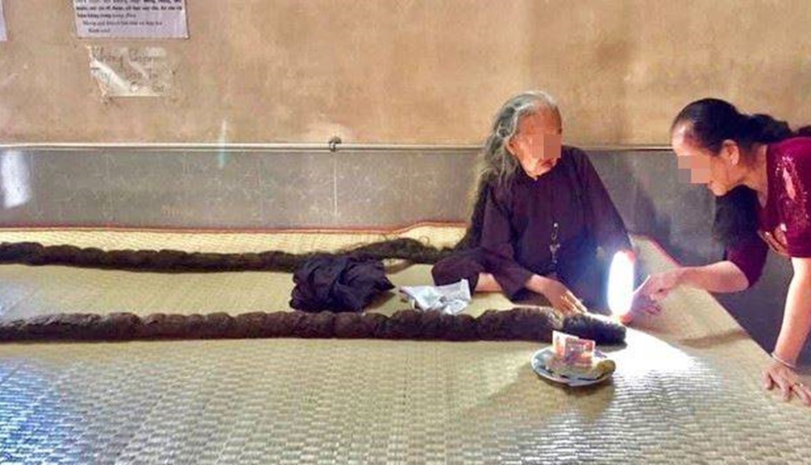 طوله 6 أمتار... عجوز فيتنامية لم تقصّ شعرها منذ 64 عاماً