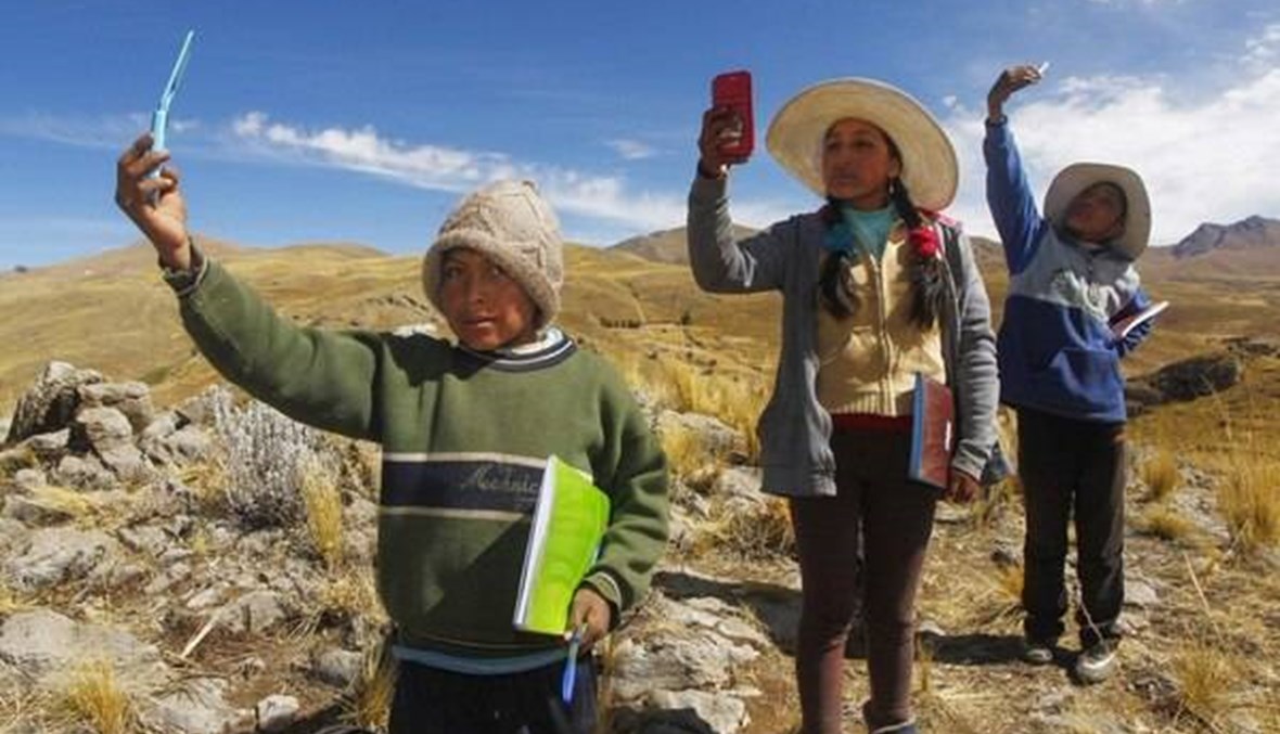 "أتعلّم في القمّة"... طلاب في البيرو يتسلّقون الجبال لحضور الدروس الافتراضيّة