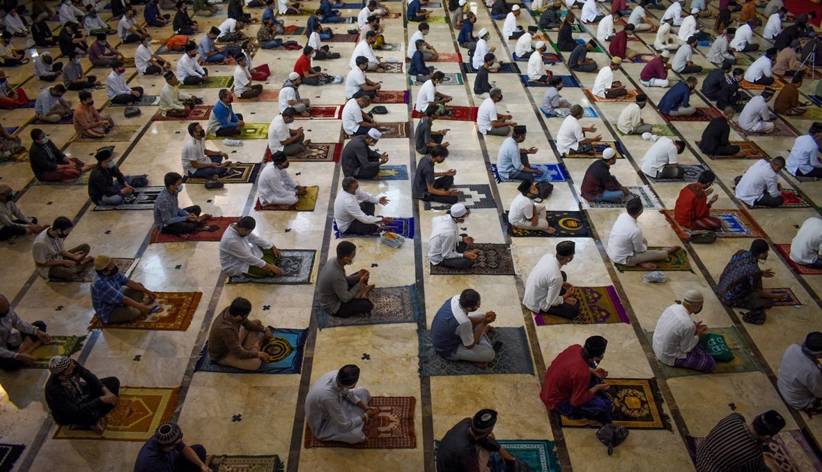 مسلمو آسيا احتفلوا بعيدٍ "استثنائيٍّ": اتّباع بروتوكولات صحية أثناء الصلاة