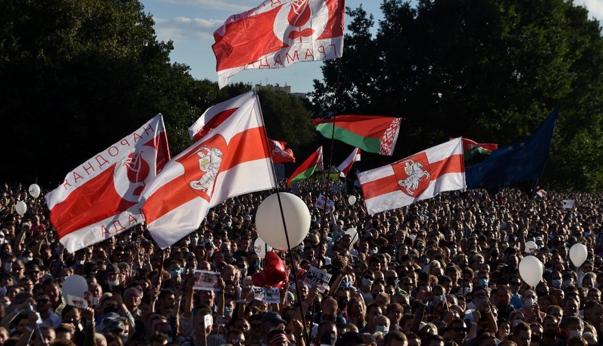 بيلاروسيا: آلاف يشاركون في تجمّع للمعارضة دعماً للمرشحة للرئاسة تيخانوفسكايا