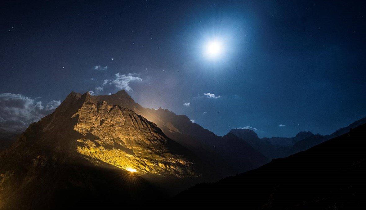 جبال الألب تكتسي بلون الكهرمان في احتفال سويسرا بعيدها الوطني