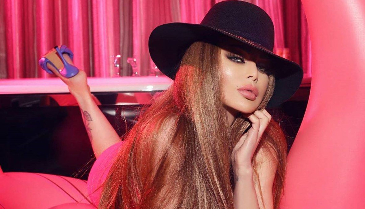 هيفا وهبي تتعثّر خلال جلسة التصوير... جمال ومزاج عالٍ (فيديو)