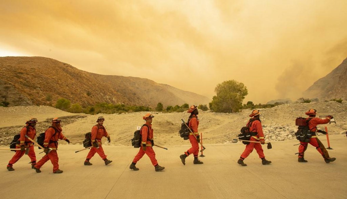 عناصر الإطفاء يكافحون لاحتواء حريق هائل في جنوب كاليفورنيا