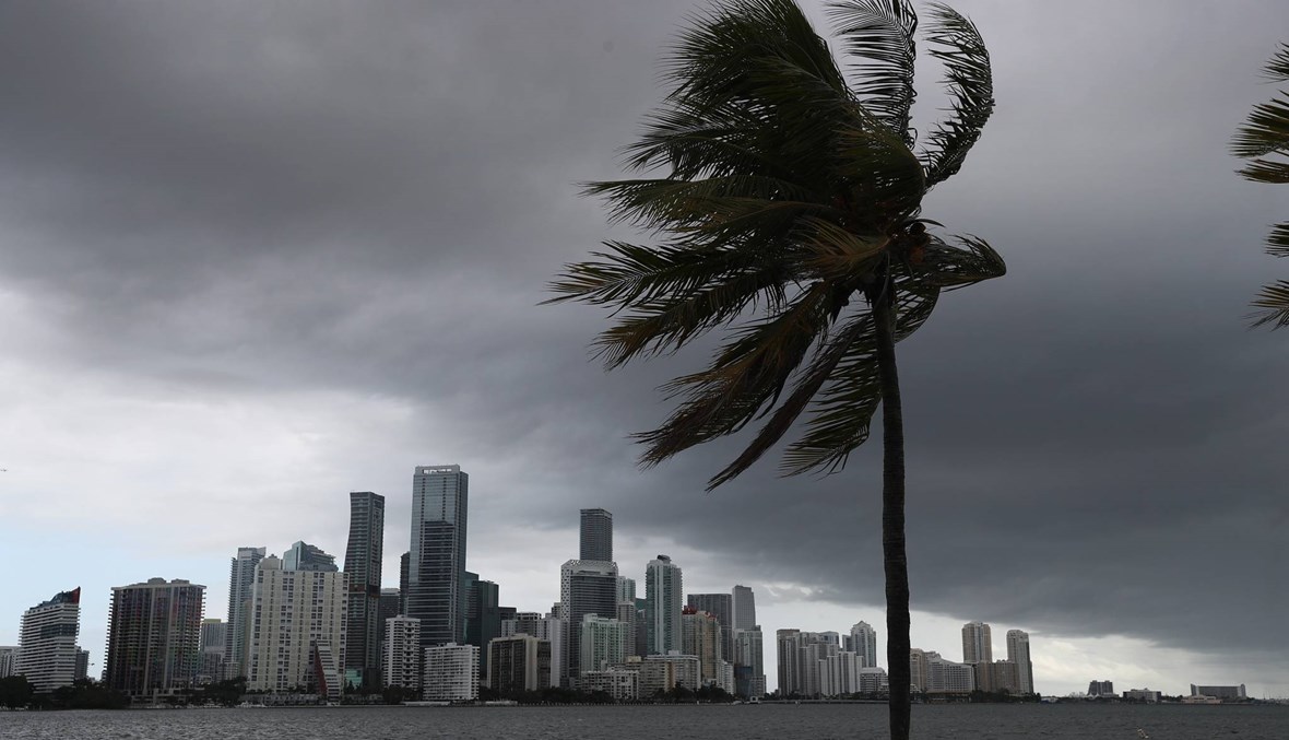 فلوريدا تجنّبت أيساياس: العاصفة تقترب من كارولاينا الجنوبيّة والشماليّة