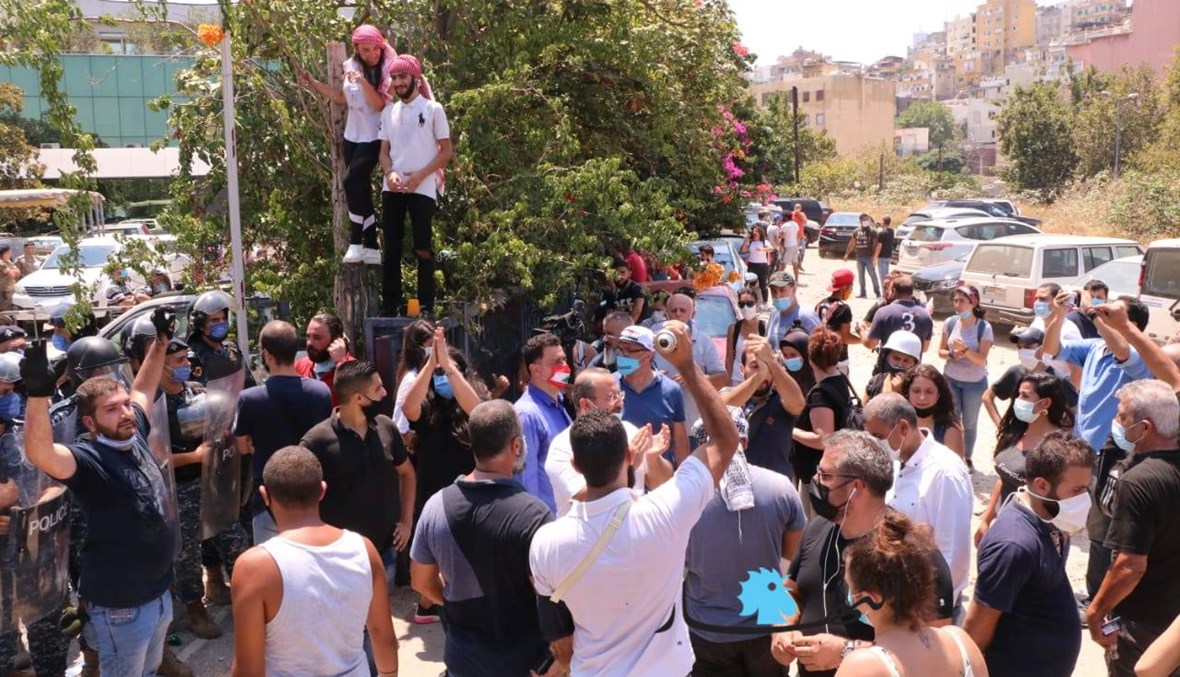 تدافع أمام وزارة الطاقة بين متظاهرين والقوى الأمنية