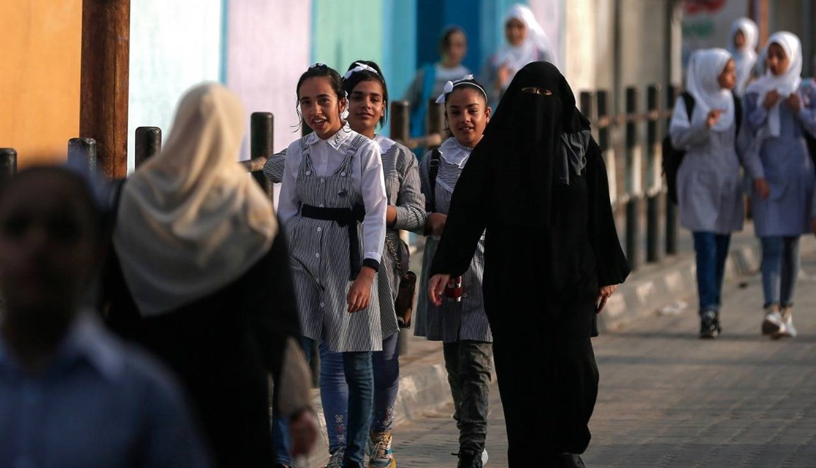 تلاميذ قطاع غزة يعودون إلى مدارسهم رغم كورونا