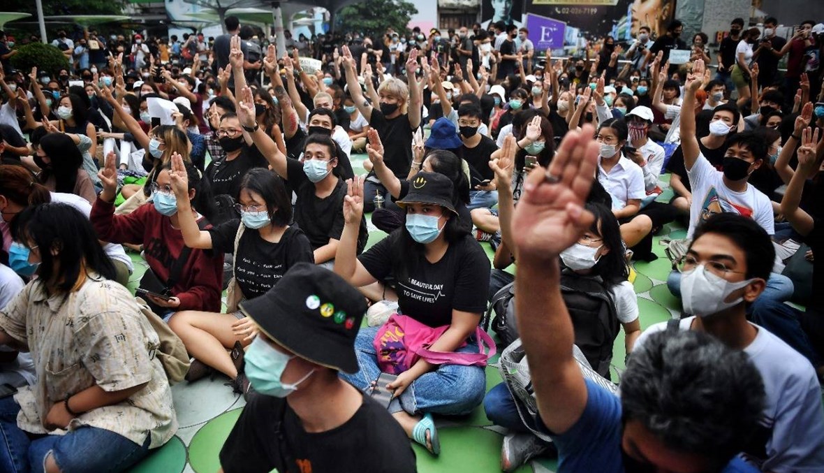 مئات يتظاهرون في بانكوك بعد توقيف ناشطَين مدافعَين عن الديموقراطيّة