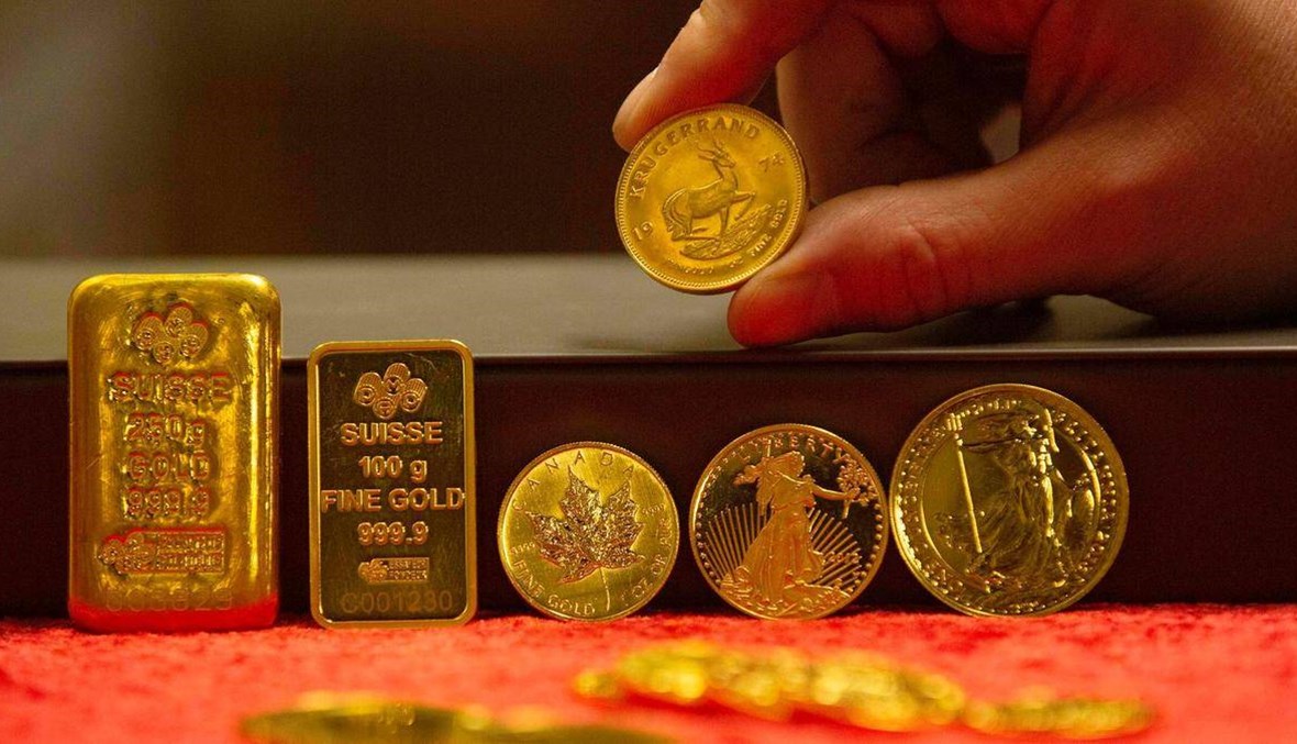 الذهب يهبط مع تمسك الدولار بمكاسبه