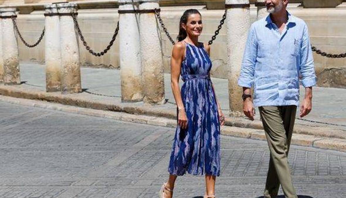 ليتيسيا ملكة إسبانيا واللحظات التي لم تخلع فيها صندلَ الصيف ذا الإسفين (صور)