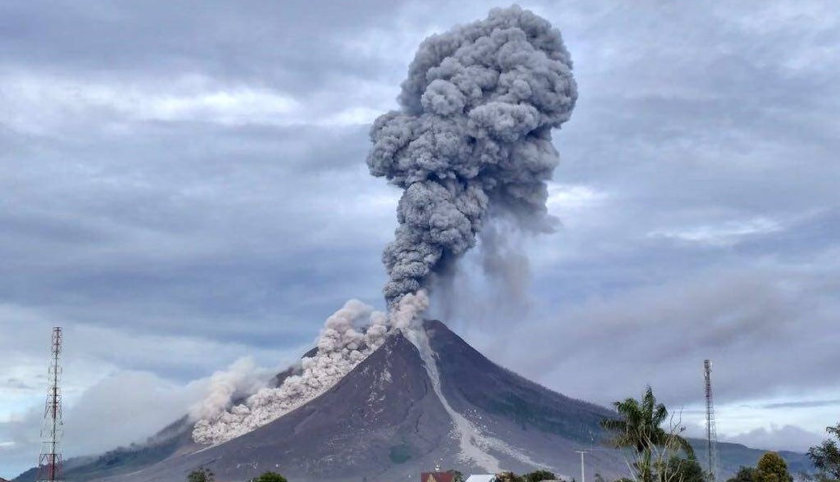 أعمدة دخان بطول 5 كيلومترات... بركان سينابونغ في إندونيسيا يثور للمرة الثالثة خلال أسبوع