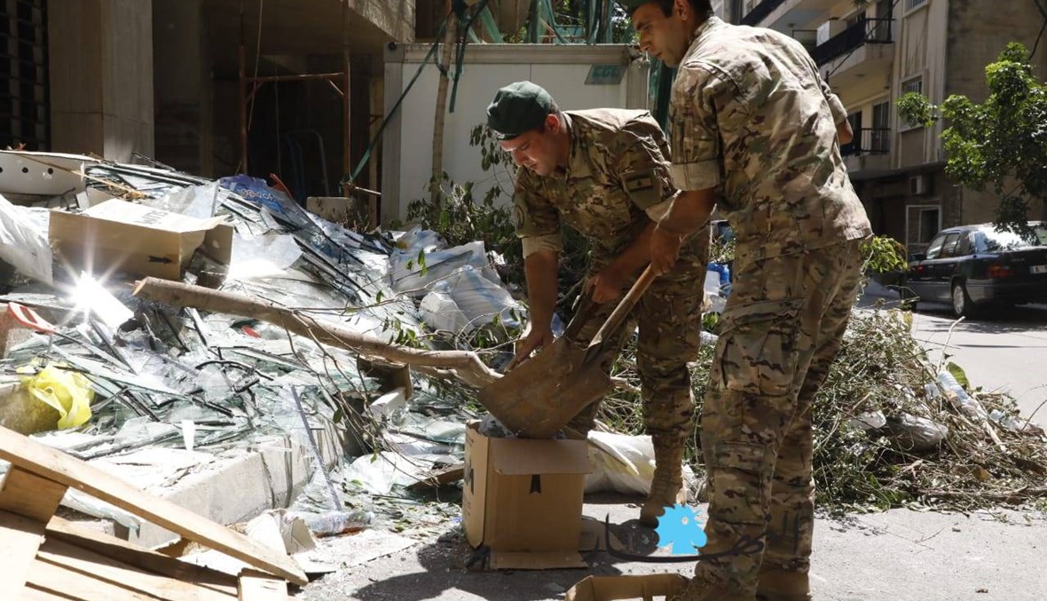 بالصور: الجيش واصل عمليات التنظيف ورفع الركام وتقديم المساعدات الغذائية