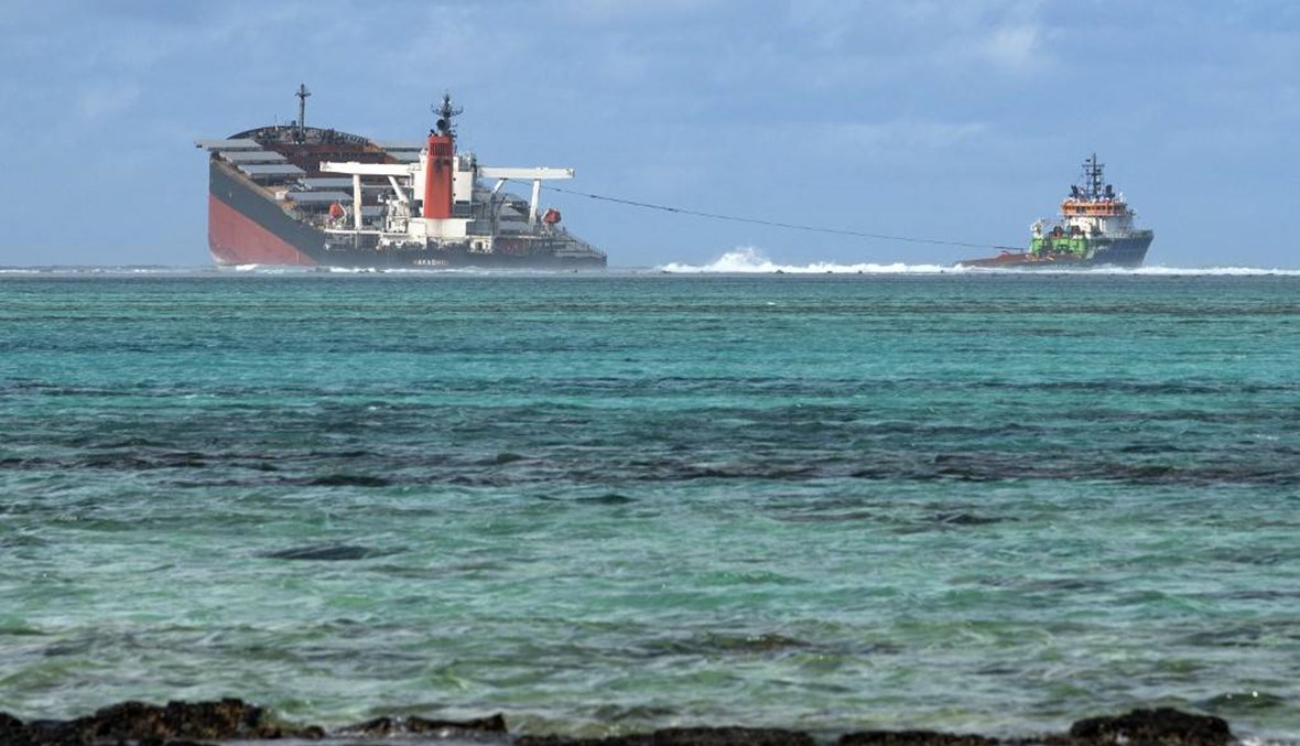 "أسوأ كارثة بيئية" في موريشيوس... انشطار السفينة اليابانية التي تسببت بالتسرّب النفطي (صور)