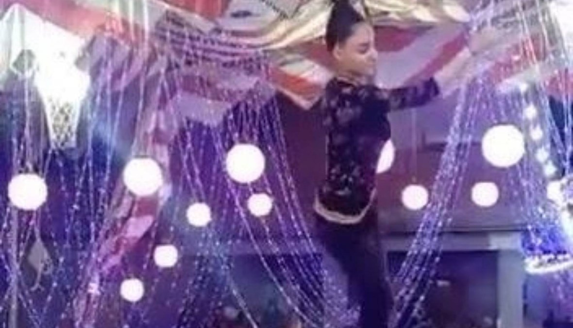 معلَّقة من شعرها... "الراقصة الطائرة" تثير الجدل في مصر (فيديو)