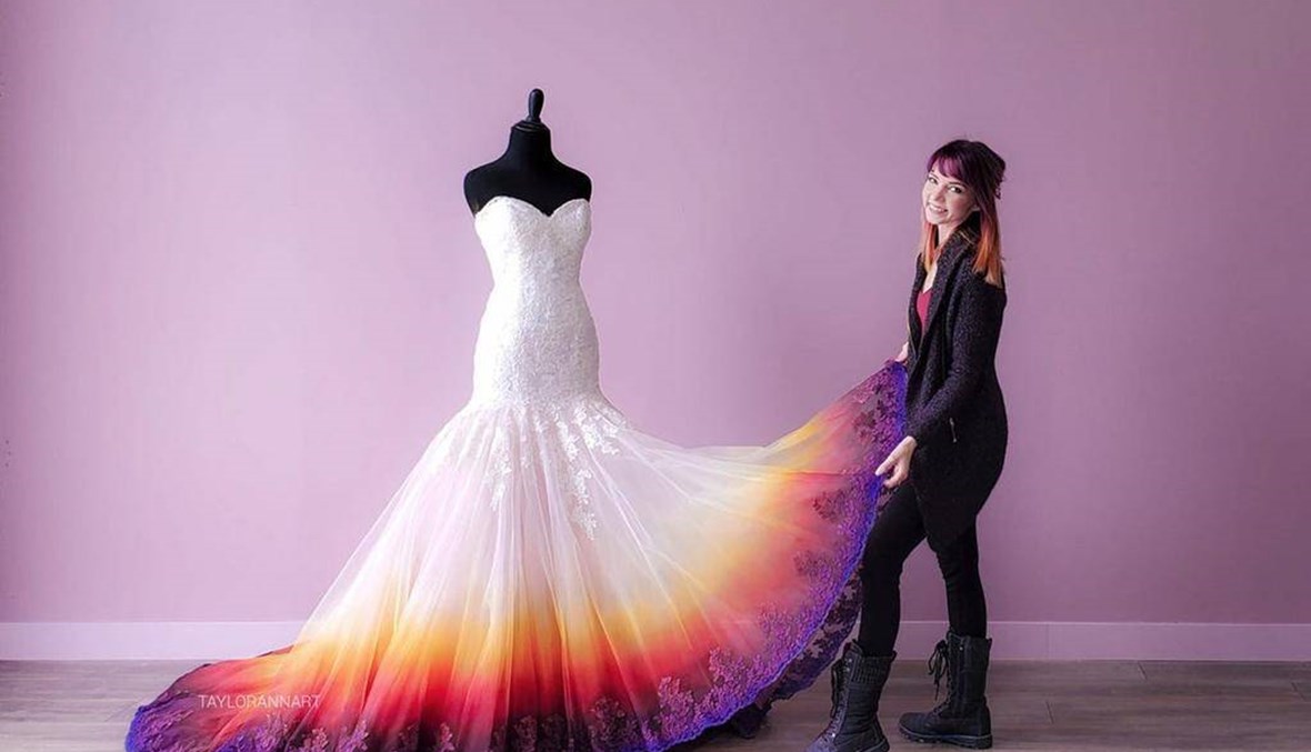 فنانة تصنع فساتين زفاف مذهلة... بخاخ الألوان وسيلتها