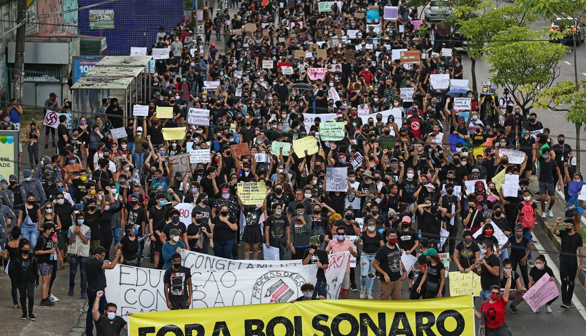 الرئيس البرازيلي يصطدم بمناصري كرة القدم