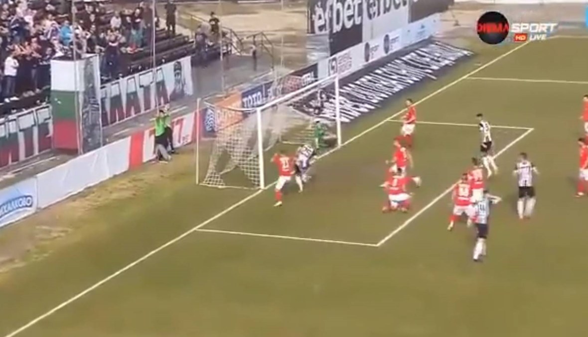 بالفيديو: لاعب يهدر هدفاً بطريقة غريبة!