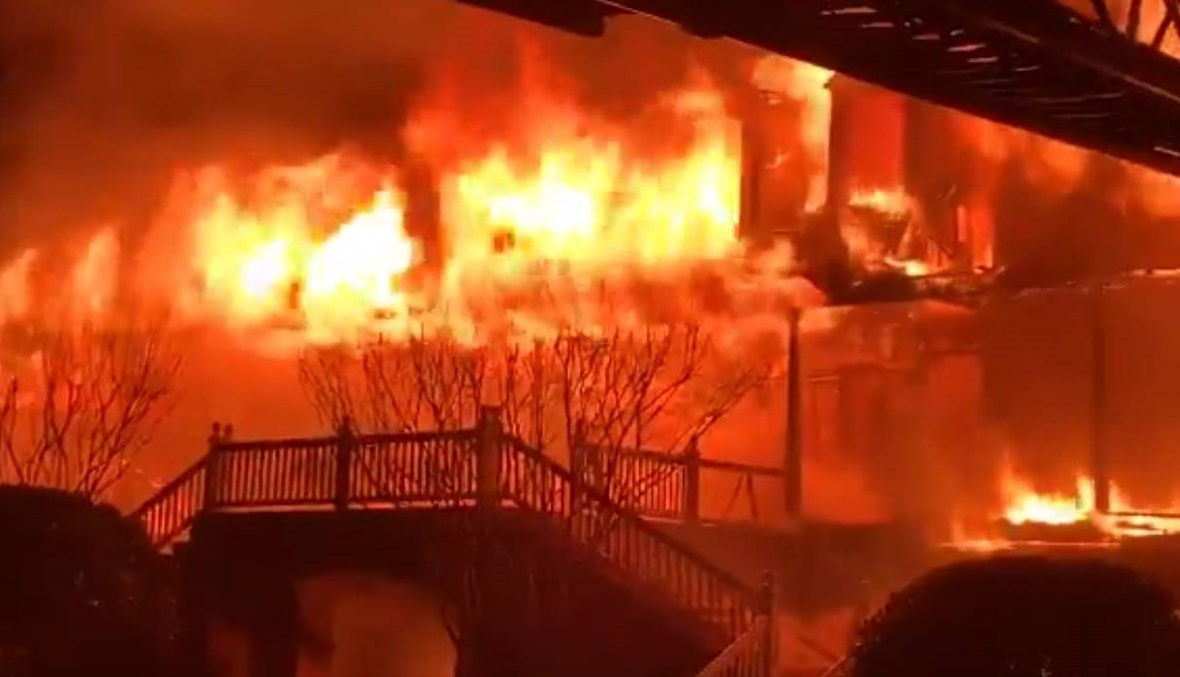 بالفيديو: حريق يقضي على منزل نجم أميركي... فرق الإطفاء لم تسيطر على النيران