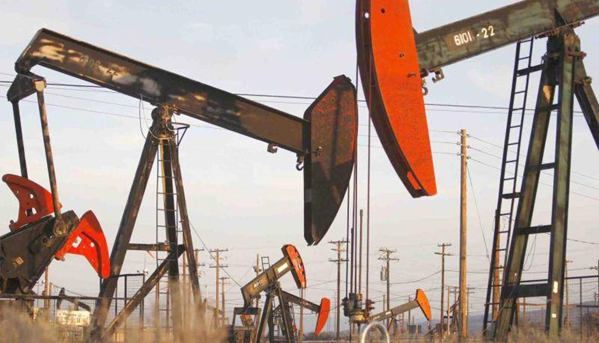 النفط يستهل العام مرتفعاً بفعل تفاؤل التجارة وتوترات الشرق الأوسط