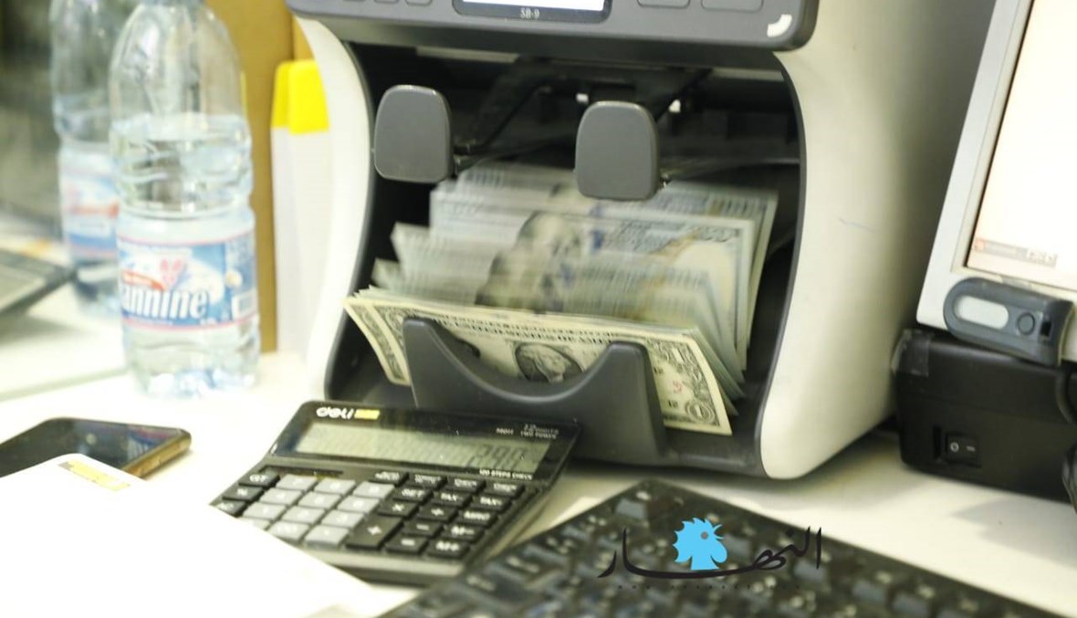 مصادر مصرفية لـ"رويترز": البنوك تحدّد سعر الصرف عند 3000 ليرة للسحب من حسابات بالدولار