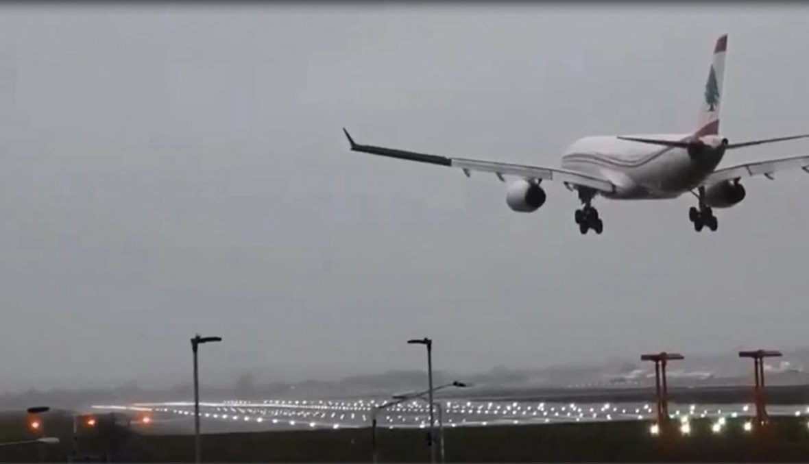 "احترافية قبطان"... طائرة "الميدل إيست" تتحدّى الرياح في مطار "هيثرو" (فيديو)