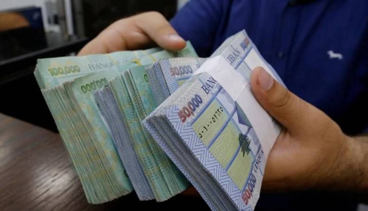 الدولار يتخطى 2300 ل.ل