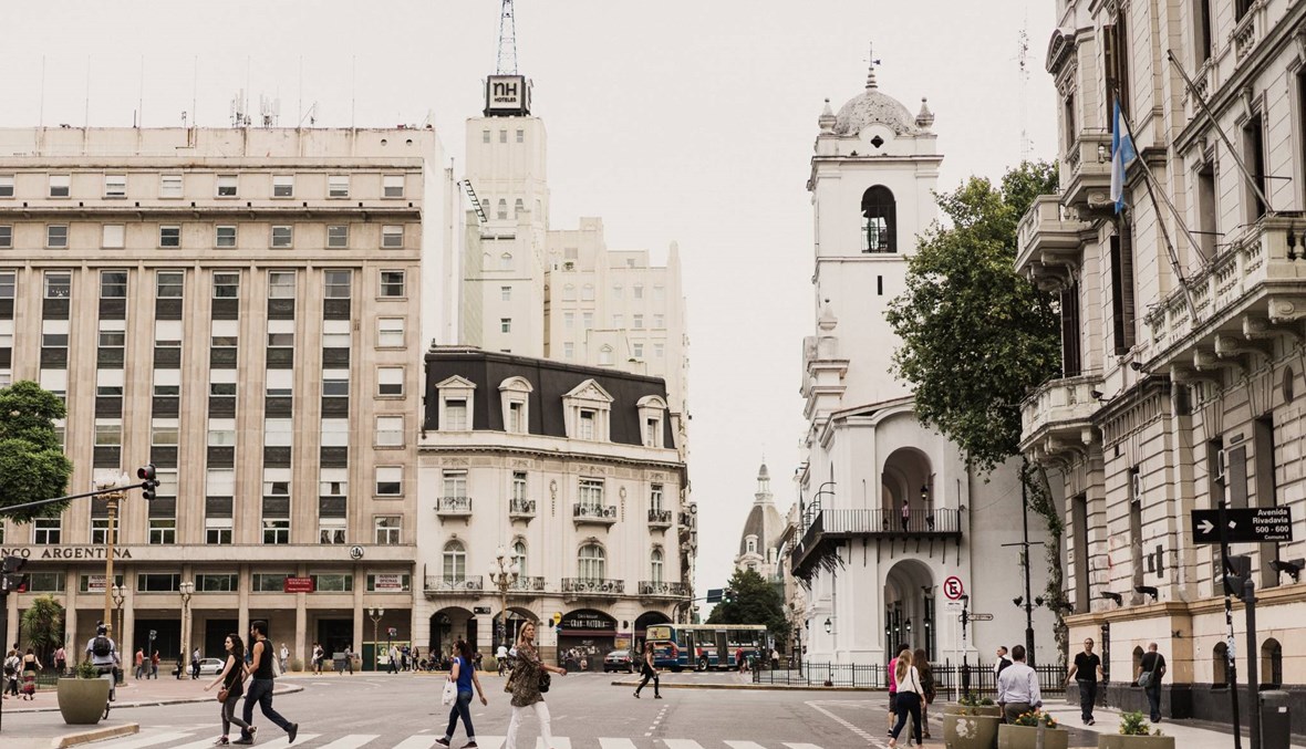 الأرجنتين تقترح إعادة هيكلة دينها وتراجع في البورصة