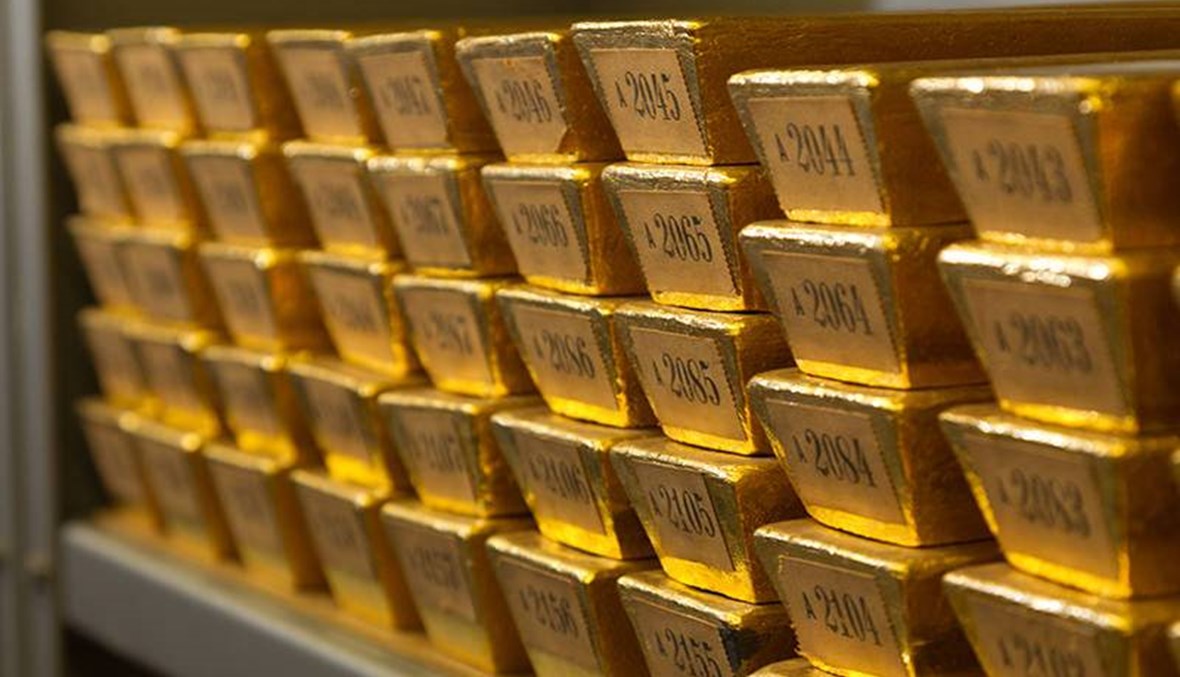 الذهب يرتفع بفعل بيانات أميركية قاتمة لكنه يتجه لانخفاض أسبوعي 2 في المئة