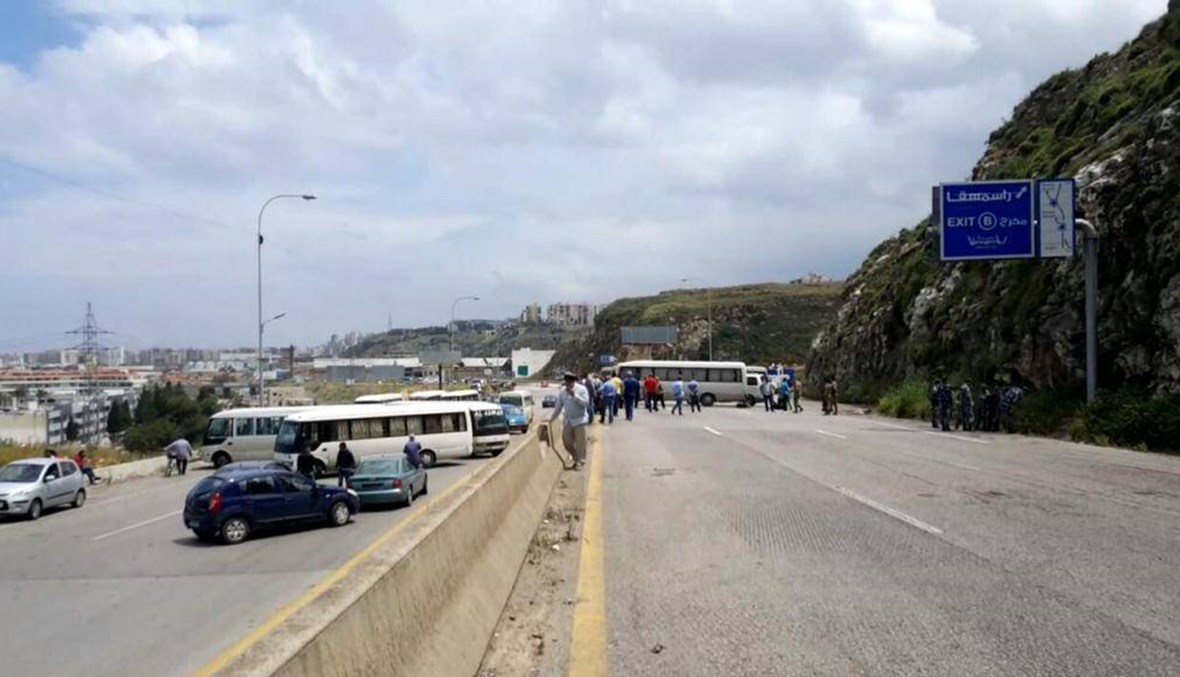 اعتصام لسائقي الفانات العمومية في طرابلس احتجاجاً على منعهم من العمل