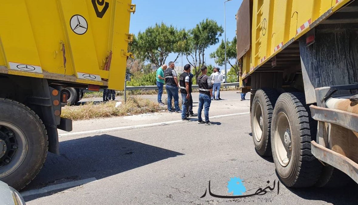 اعتصام لسائقي الشاحنات في مرفأ بيروت احتجاجا على عمل السائقين السوريين