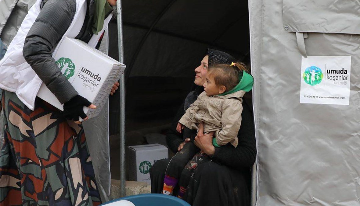 ممثلة تركية على خطى أنجلينا جولي... زارت المخيمات في إدلب وحجابها أثار الانتقادات