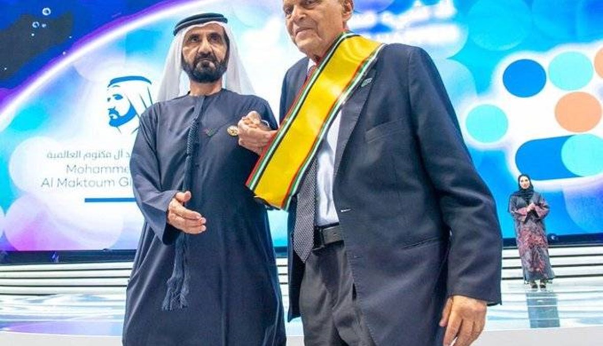 سقوط البروفيسور مجدي يعقوب خلال تكريمه ومحمد بن راشد يساعده (فيديو)